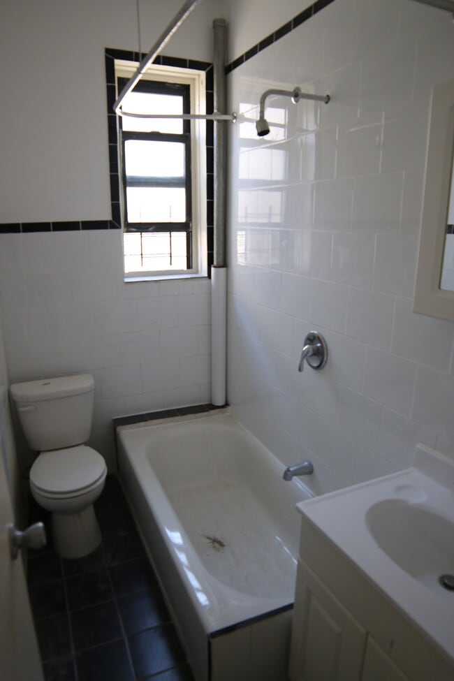 Building Photo - 558 Parkside Ave