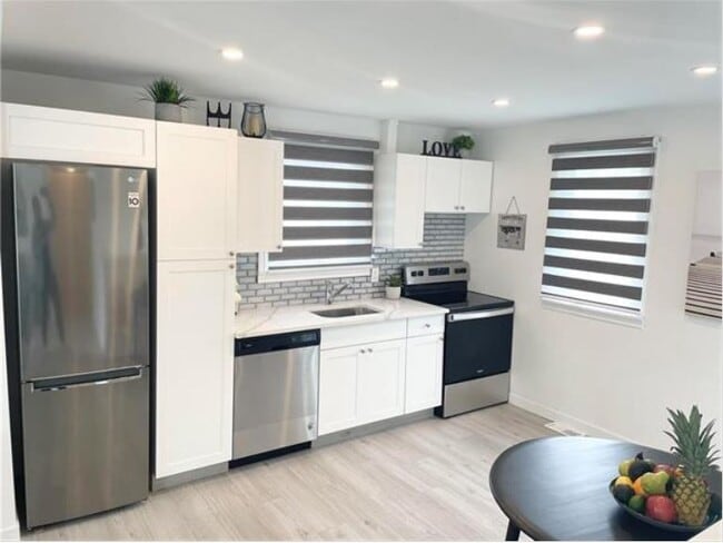 Building Photo - 438 Whittier Ave W