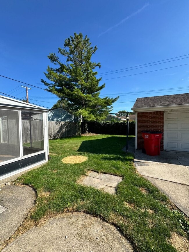 Building Photo - Charming Home in St. Clair Shores