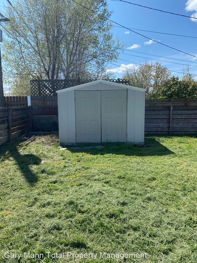 Building Photo - 3 br, 1 bath House - 827 Hawthorne Dr