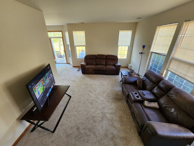 Building Photo - 635 Springbrook Trail N