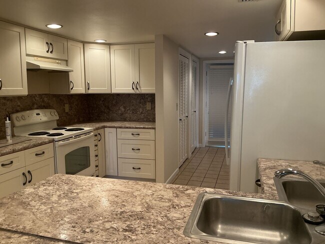 Foto del edificio - Lakeview Condo Available | Directly Across from Lake Hollingsworth