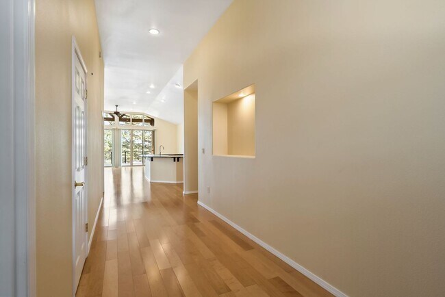 Building Photo - Beautiful Eagle Crest Home with Stunning V...