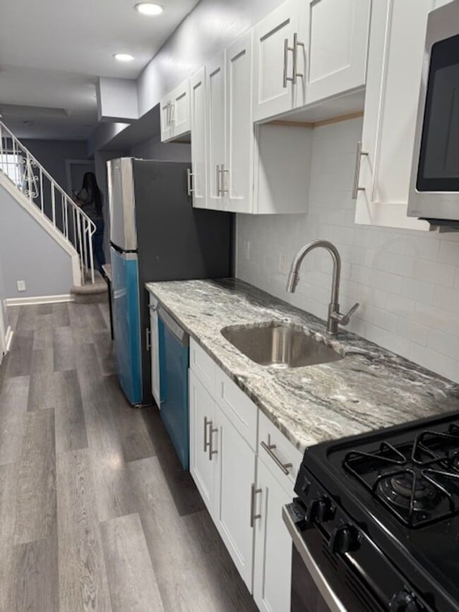 Building Photo - Recently rehabbed townhouse available in W...