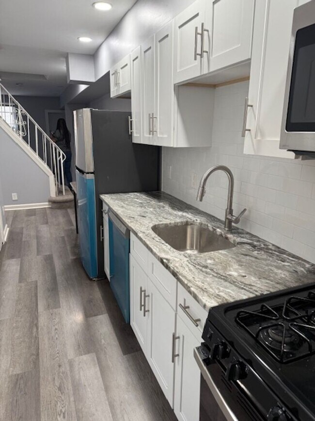 Foto del edificio - Recently rehabbed townhouse available in W...