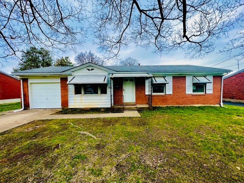 7001 Green Manor Dr, Louisville, KY 40228 House Rental in Louisville, KY