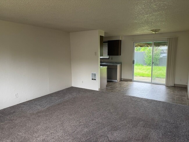 Building Photo - Great Duplex!