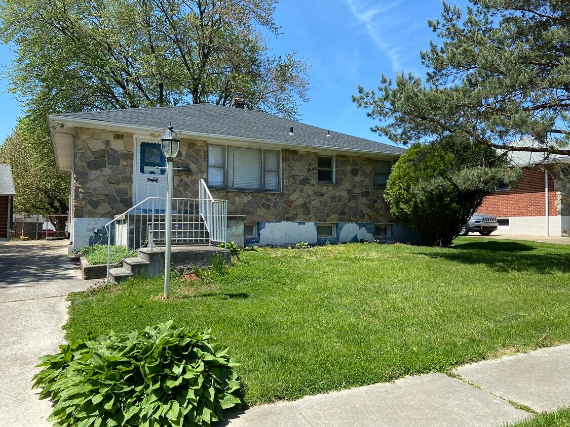 Primary Photo - 2204 E Huntington Dr
