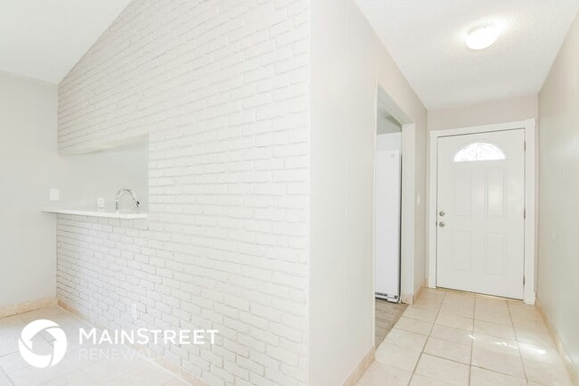 Building Photo - 1936 Pinehurst Dr