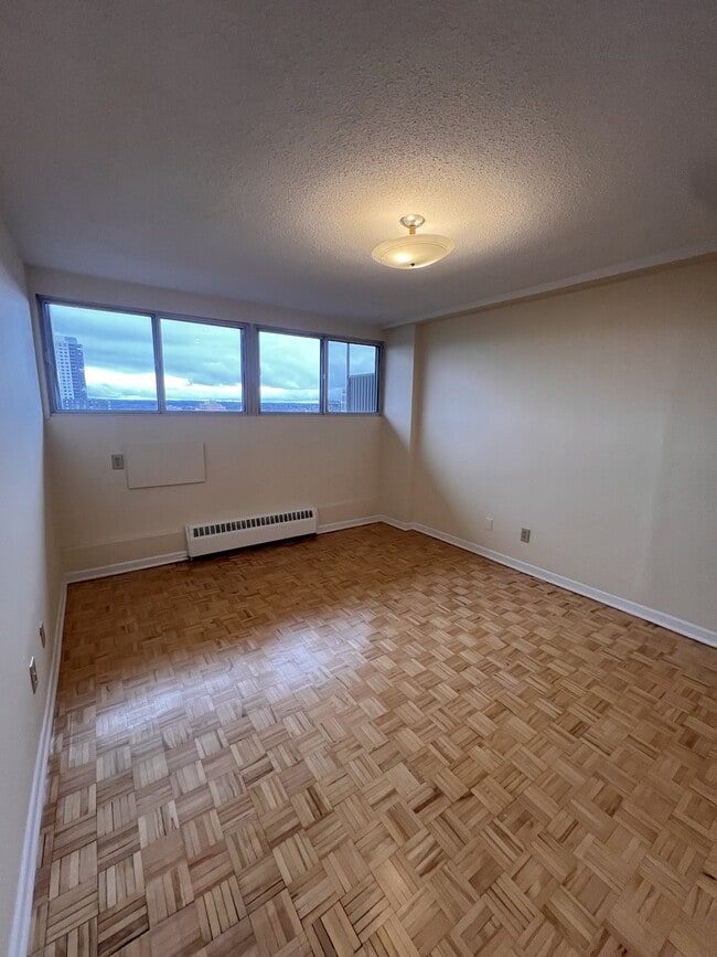 Building Photo - 345 Laurier Ave E