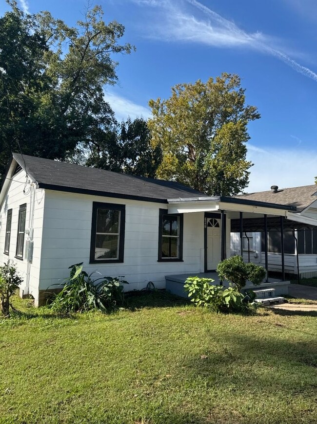 Building Photo - 626 Joannes St