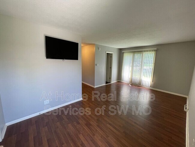 Building Photo - 1343 E Elm St