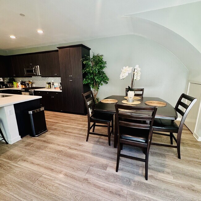 Foto del edificio - Need Roommates to afford an elegant lifestyle?