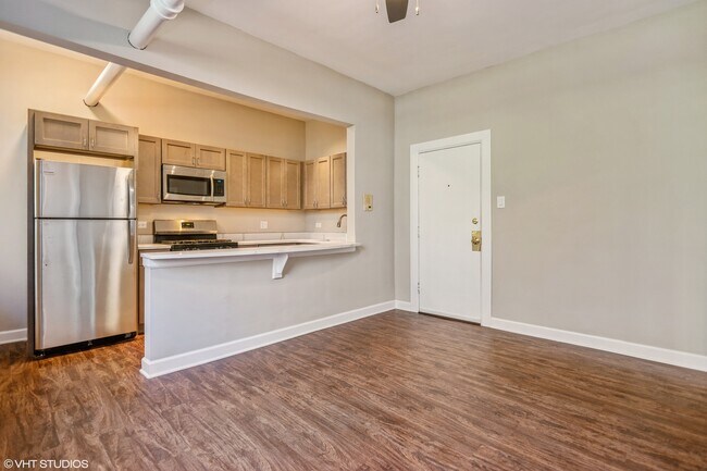 Building Photo - 644 W Wrightwood Ave