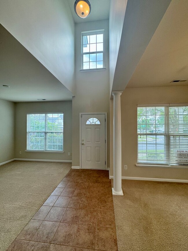 Building Photo - Spacious 4BR/2.5 BA Townhouse in the Unive...