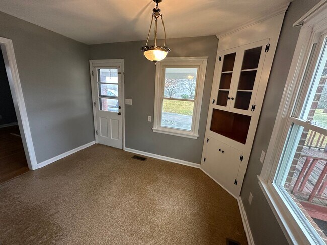 Foto del edificio - Spacious two story house on McConville Rd.