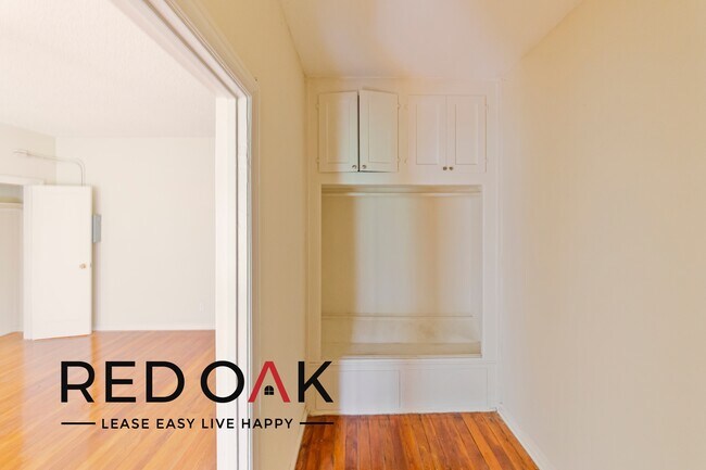 Building Photo - Vintage-Inspired Studio with Gleaming Hard...