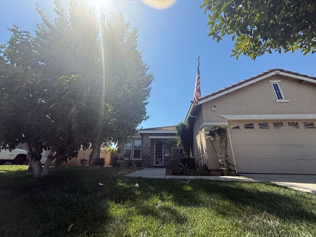 Foto del edificio - Single-story 3 bedroom, 2 bathroom, plus o...