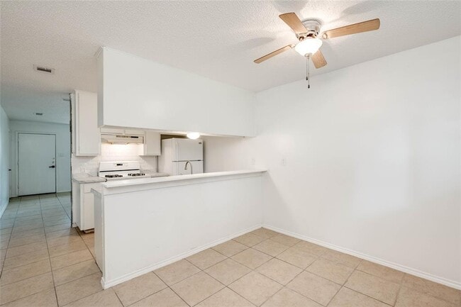 Building Photo - 3306 Dolphin Dr