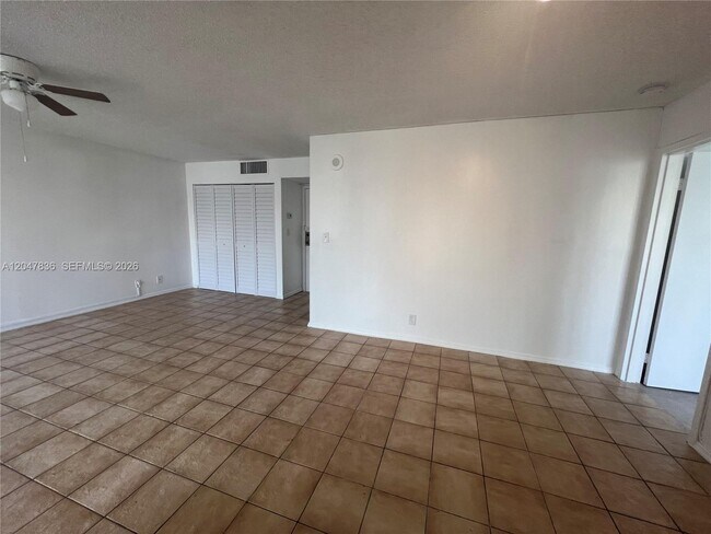Foto del edificio - 17011 N Bay Rd