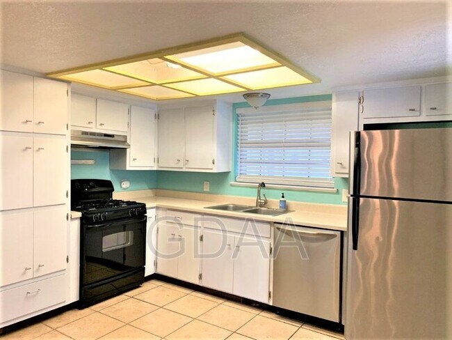 Building Photo - 3000 Lakeside Dr