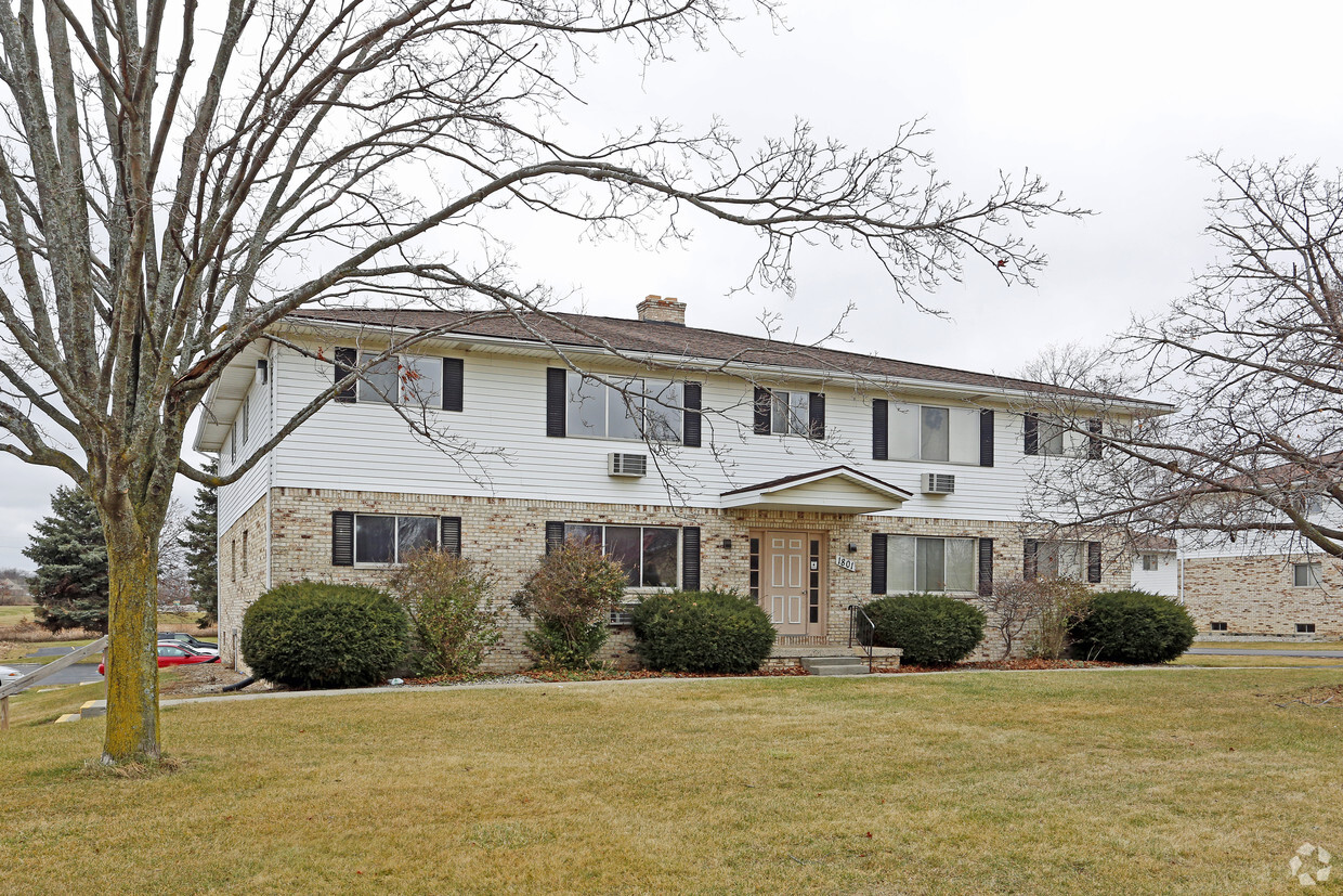 Building Photo - Brookfield Apartments