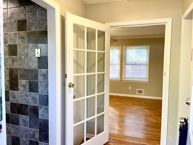 Building Photo - Welcome to this charming 3-bedroom, 1.5-ba...