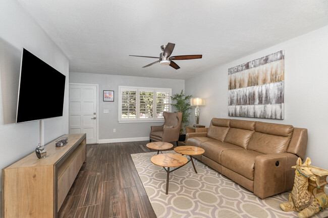Building Photo - 404 Emerald Dr S