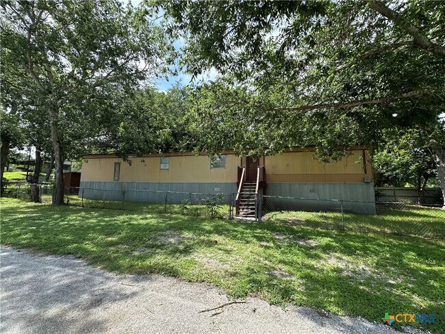 Foto del edificio - 311 Meadow Lake Dr