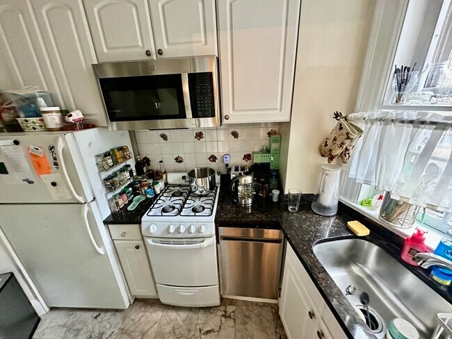 Building Photo - 2 W Hill Pl