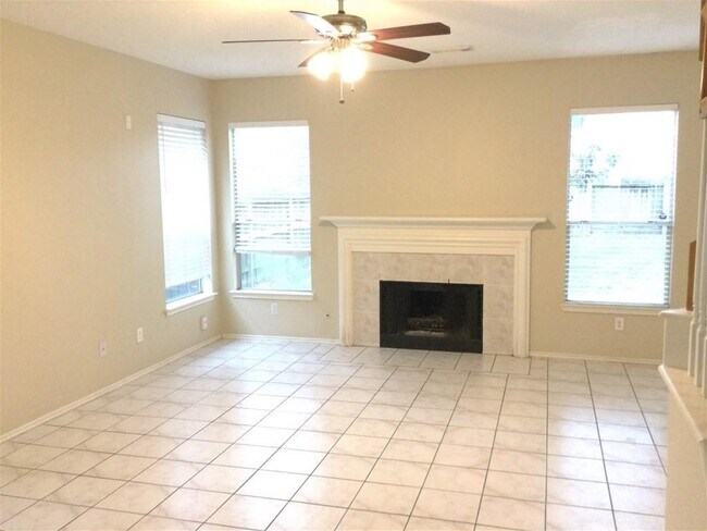 Foto del edificio - 2218 Laurel Oaks Dr