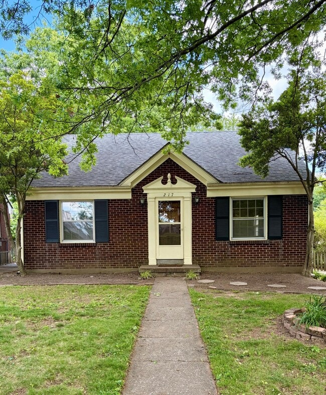 Building Photo - 217 Romany Rd