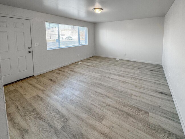 Foto del edificio - Charming Duplex with Prime Location in West Valley!