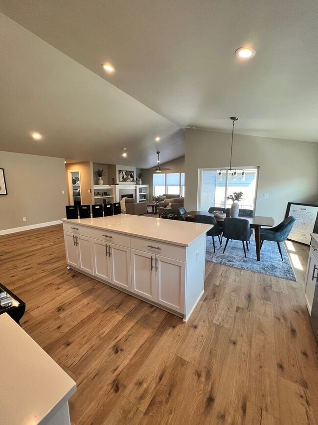 Building Photo - 1698 SW Black Butte Ct
