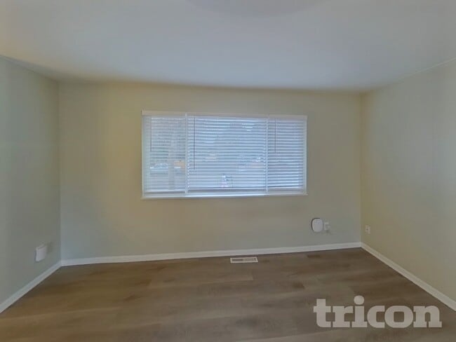 Building Photo - 4985 Montebello Dr