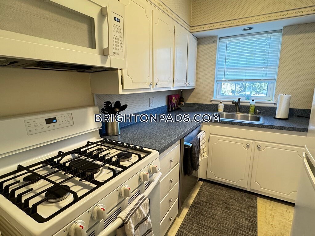 Primary Photo - 200 Lake St