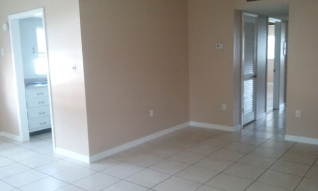 Building Photo - Large 2/2 condo in Historic Downtown Leesb...