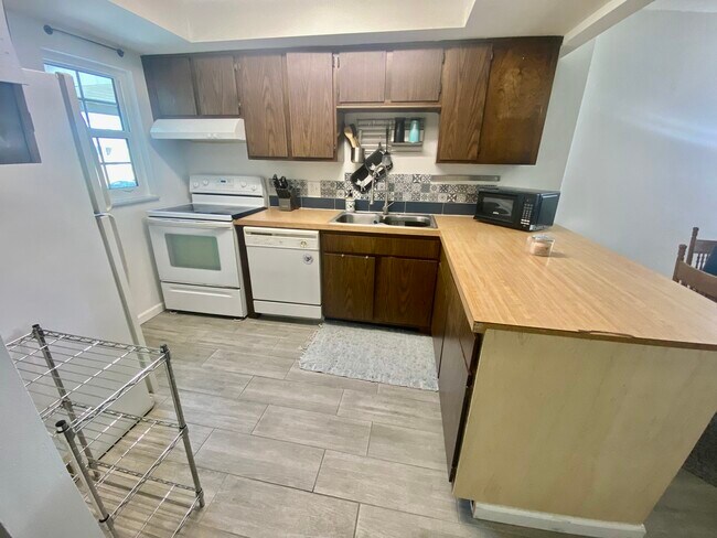 Building Photo - 3812 North Oak Drive, Unit M72