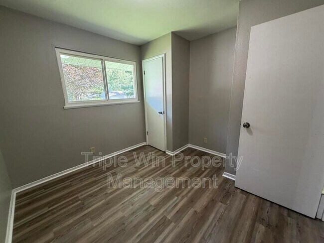 Foto del edificio - 1654 Mowbry Ln