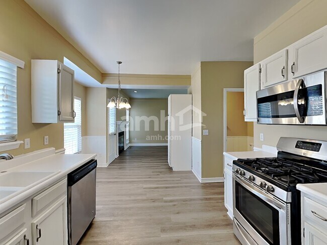 Foto del edificio - 931 Balsam Wood Ln