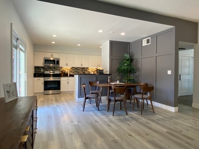 Building Photo - 7614 Northeast Cir