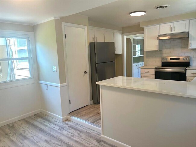 Building Photo - 652 East Ave