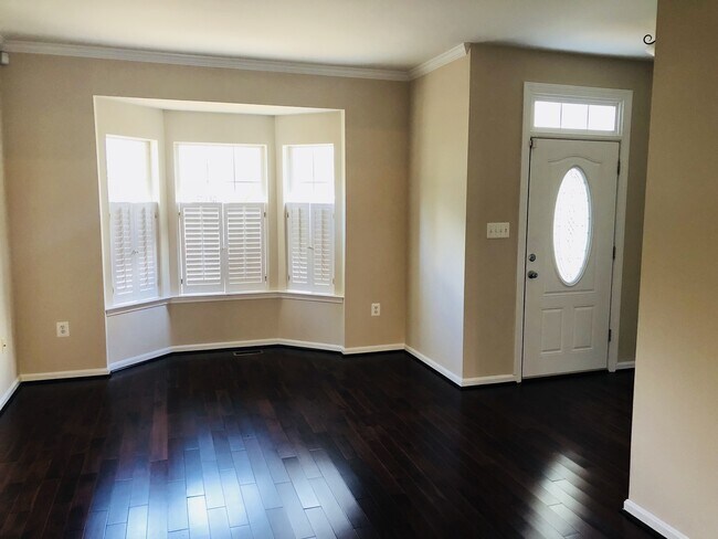 Building Photo - Available NOW!! HOME IN PARK RIDGE