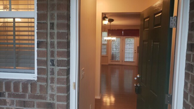 Building Photo - Awesome 2Br 2.5Ba Townhome w/ Bonus Room & Garage!  Available 7/3!