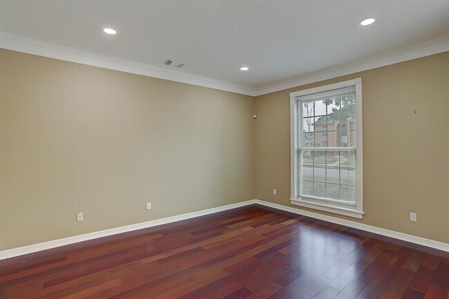 Building Photo - 919 Live Oak Ln