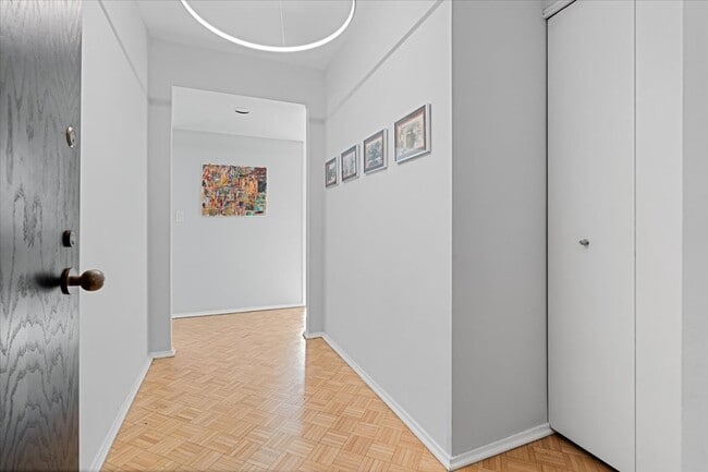 Building Photo - 100 E Bellevue Pl