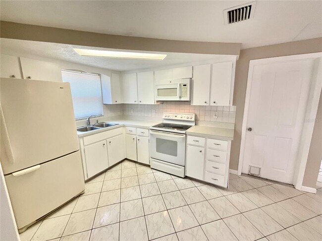 Building Photo - 3054 Primrose Dr