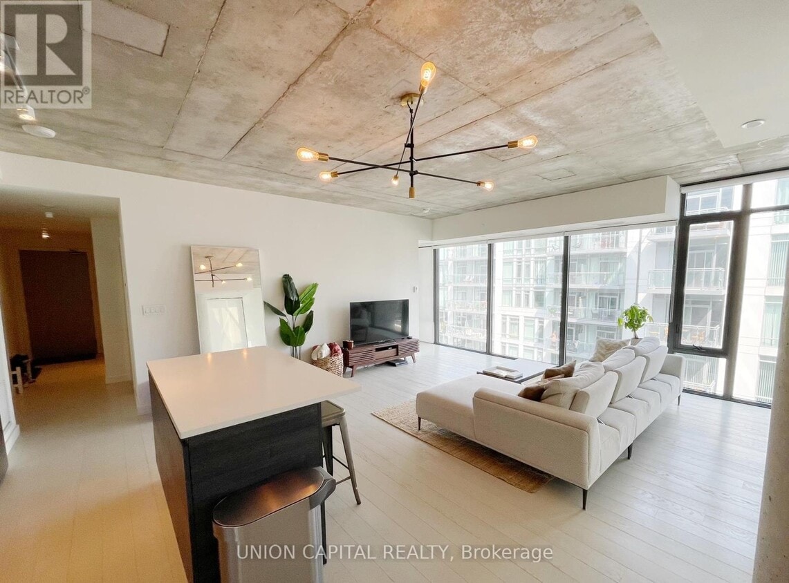 Primary Photo - 111-1111 Bathurst St