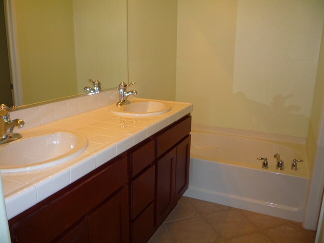 Building Photo - Spacious townhome in Otay Ranch!