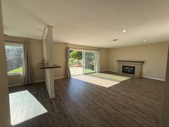 Foto del edificio - 3 bedroom, 1 1/2 bath home in Thousand Oaks